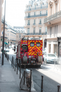 Camion de pompier rouge dans la rue